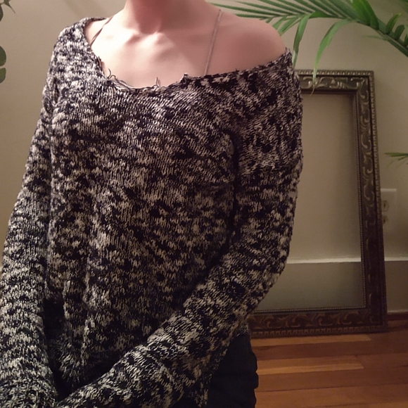 Black and white sweater - Picture 1 of 2